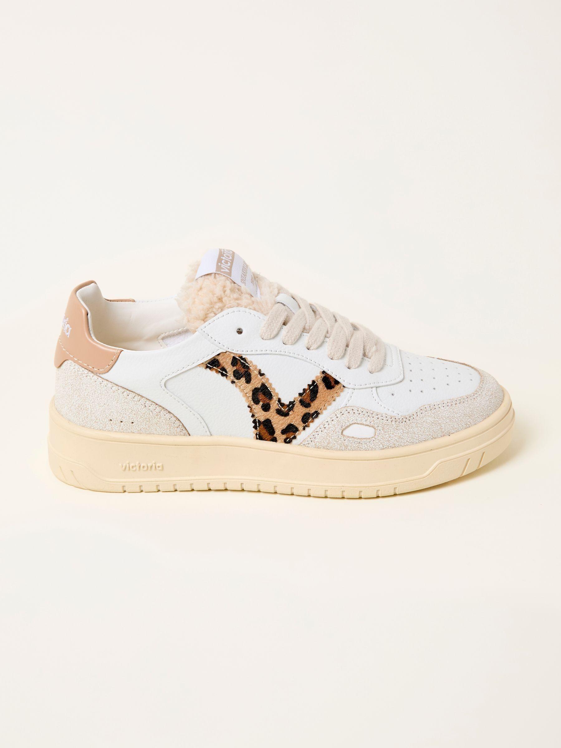 Camel Victoria Suel Animal Trainers by VICTORIA