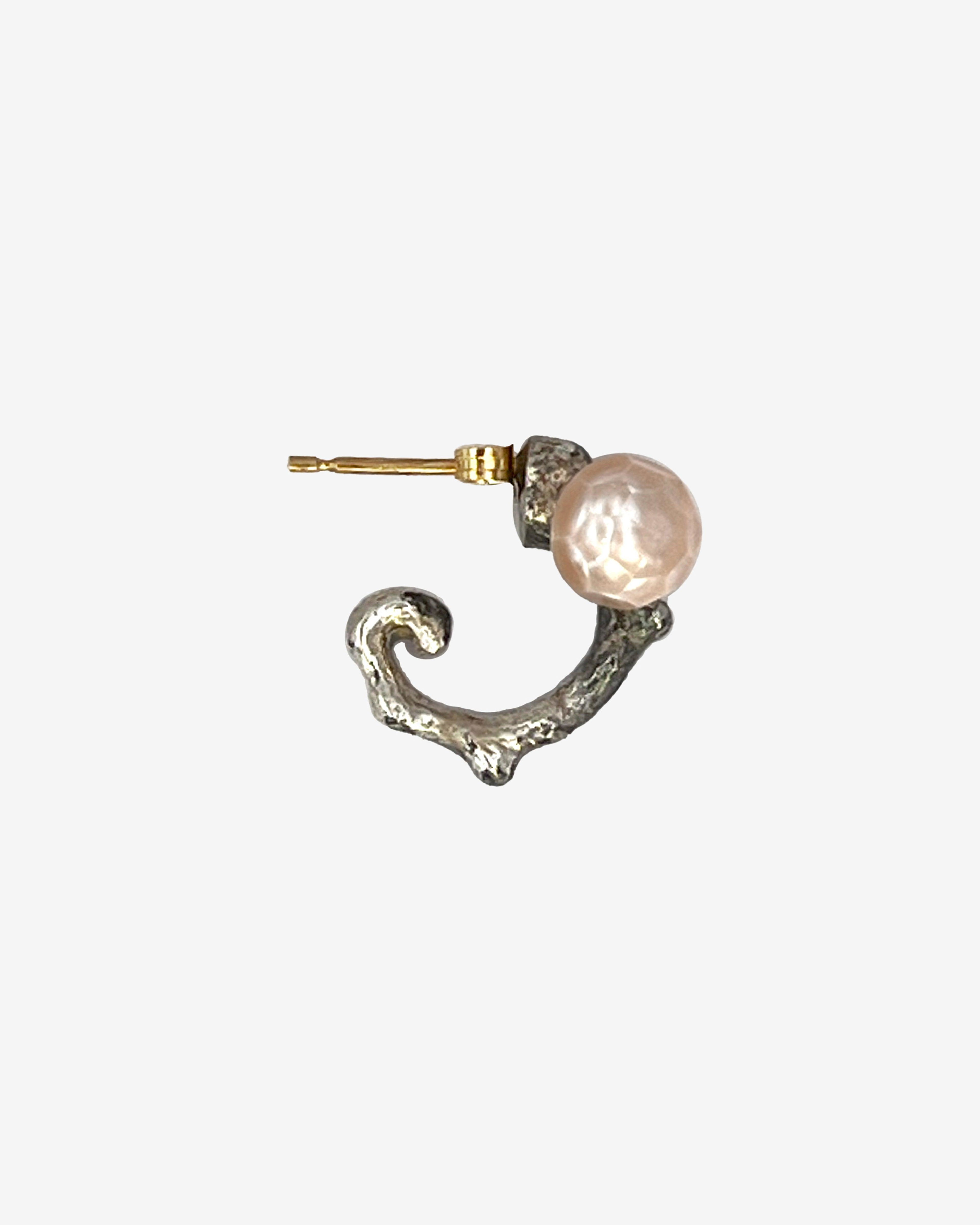 Weinan Pan - Bone Earring No1 Freshwater Pearl - (Yellow Gold/Pearl) by WEINAN PAN