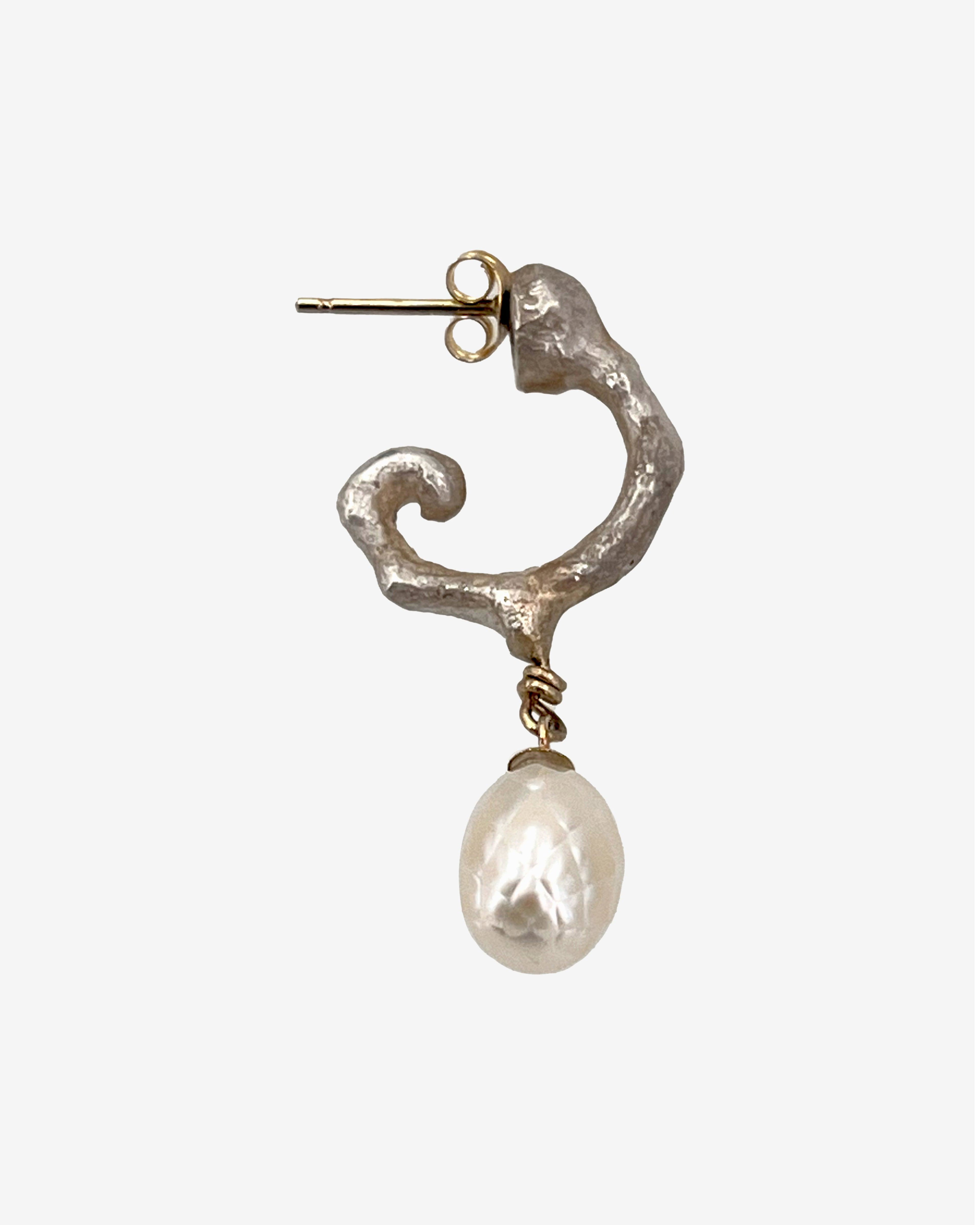 Weinan Pan - Bone Earring No1 Large Pearl - (Silver/Gold) by WEINAN PAN