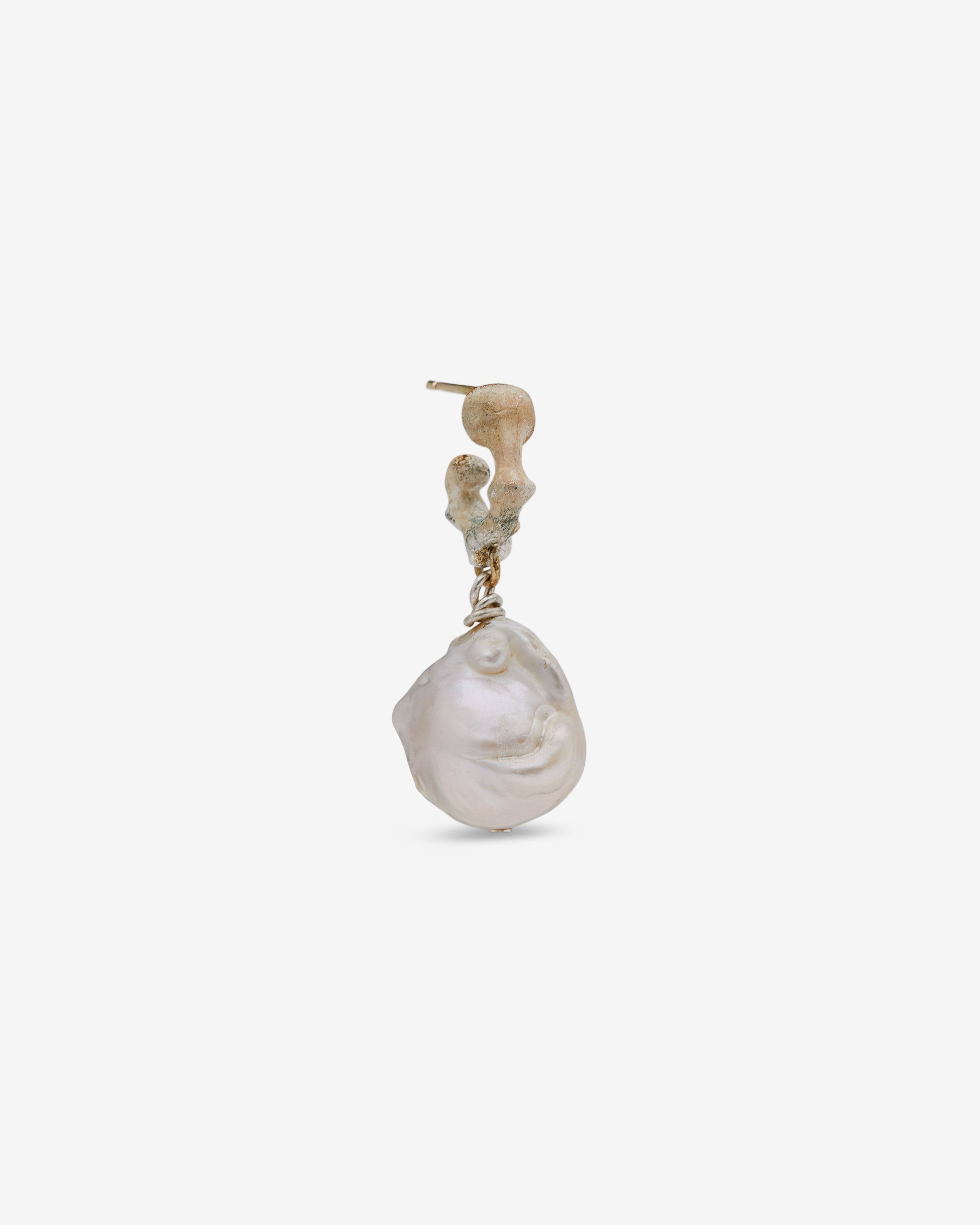 Weinan Pan - Bone Earring No1 Large Pearl - (Silver/Gold) by WEINAN PAN