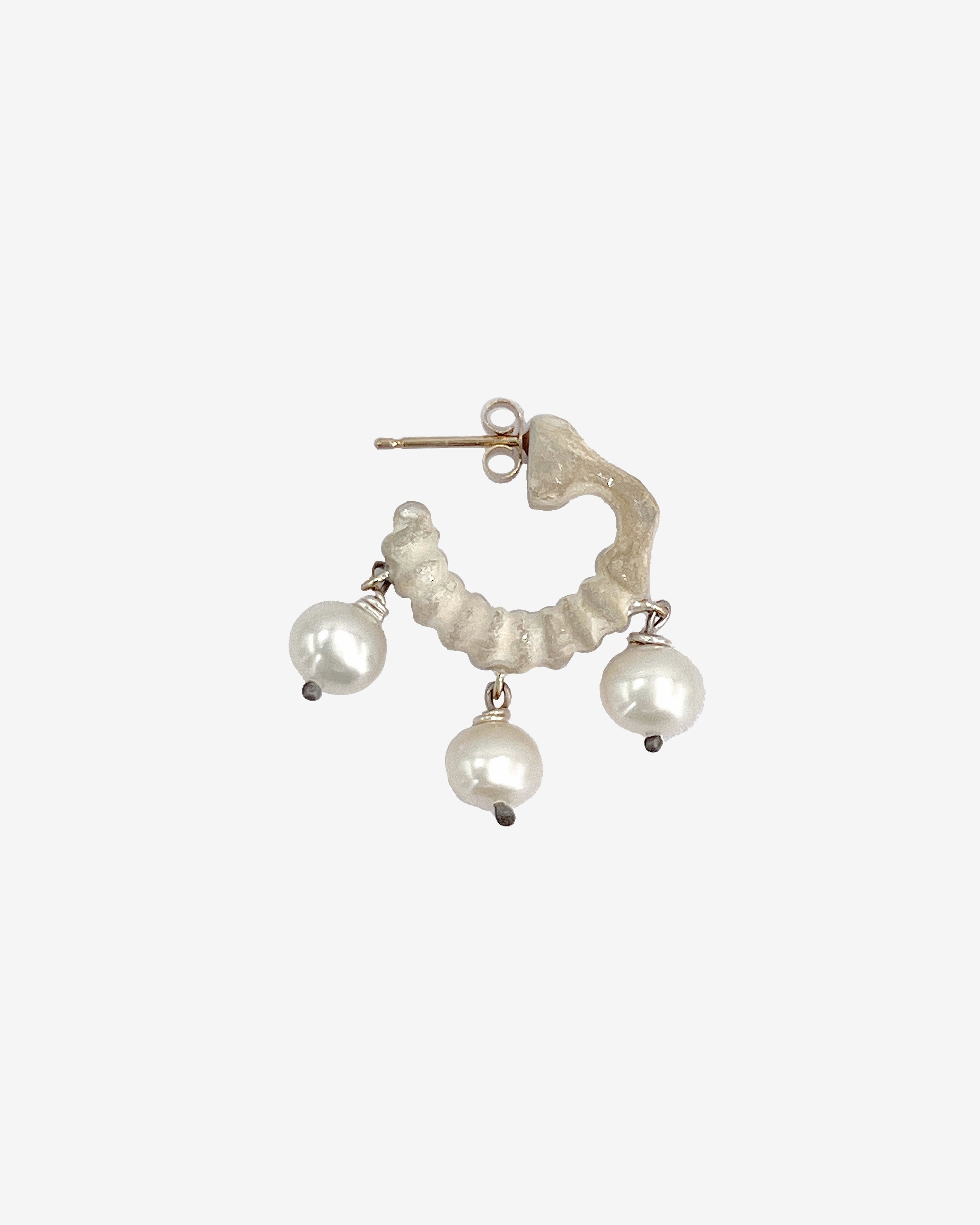 Weinan Pan - Bone Earring No3 With 3 Freshwater Pearls - (Yellow Gold/Pearl) by WEINAN PAN