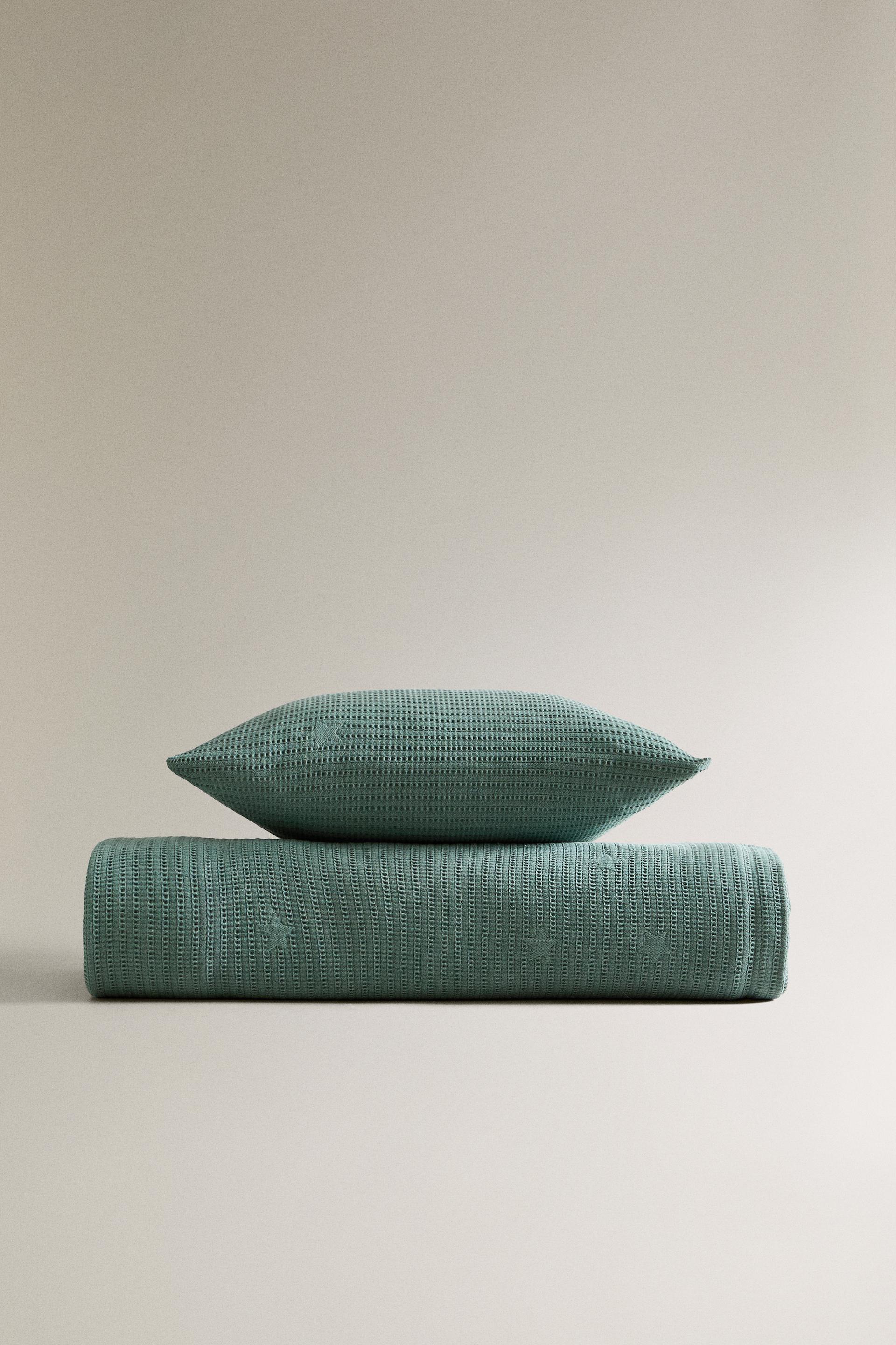 CHILDREN’S WAFFLE-KNIT BEDSPREAD WITH STARS by ZARA