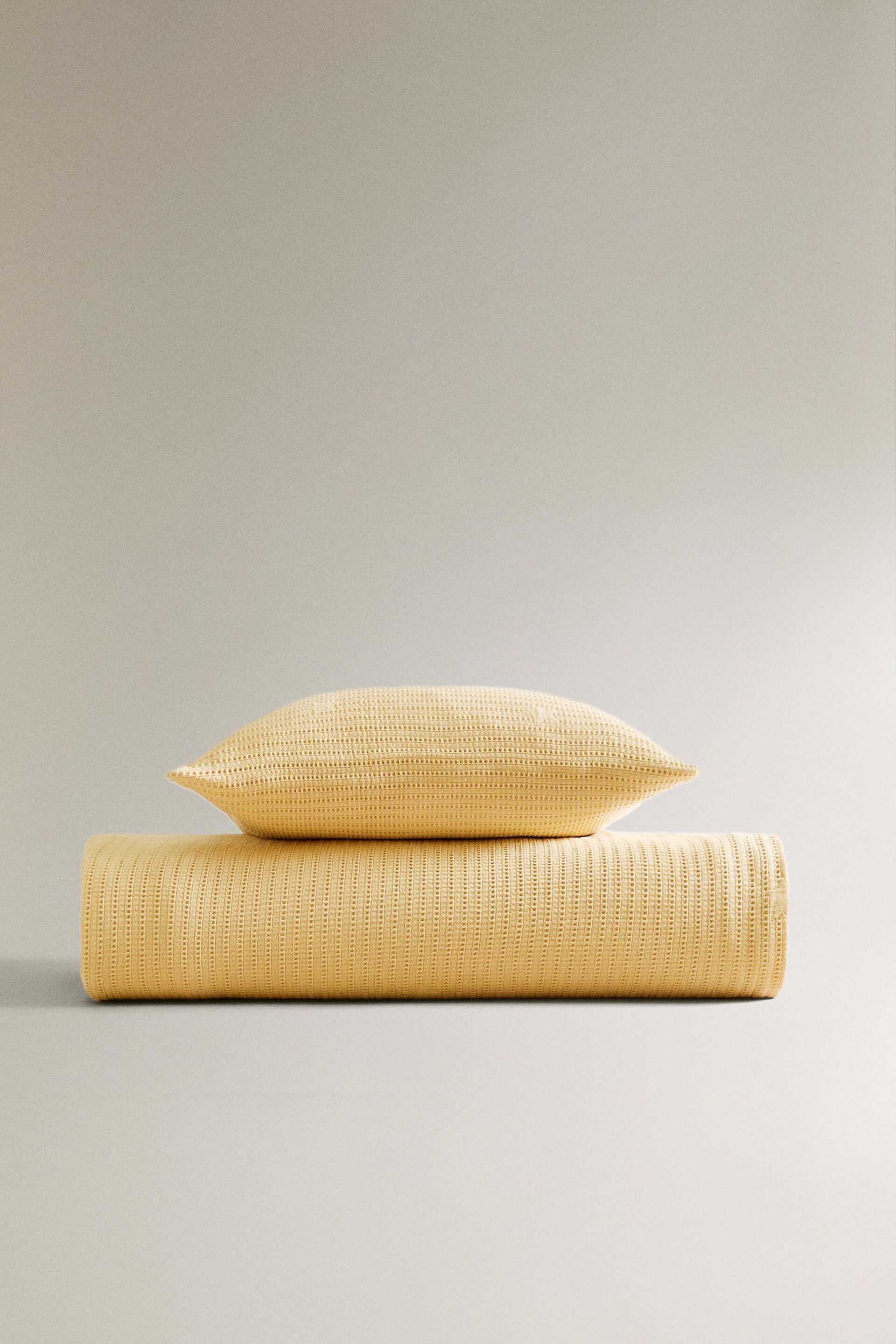 CHILDREN’S WAFFLE-KNIT BEDSPREAD WITH STARS by ZARA