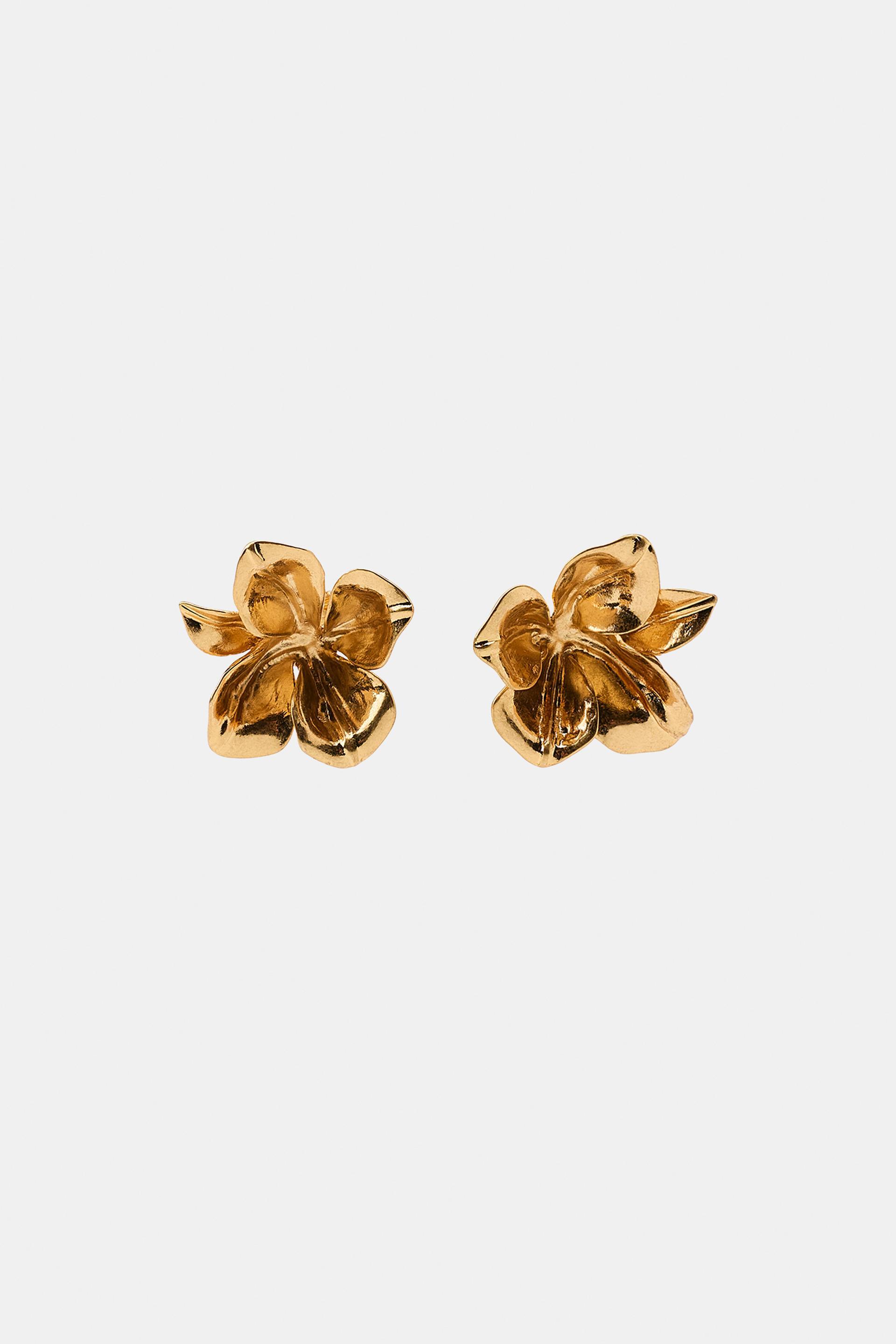EMBOSSED FLOWER EARRINGS by ZARA