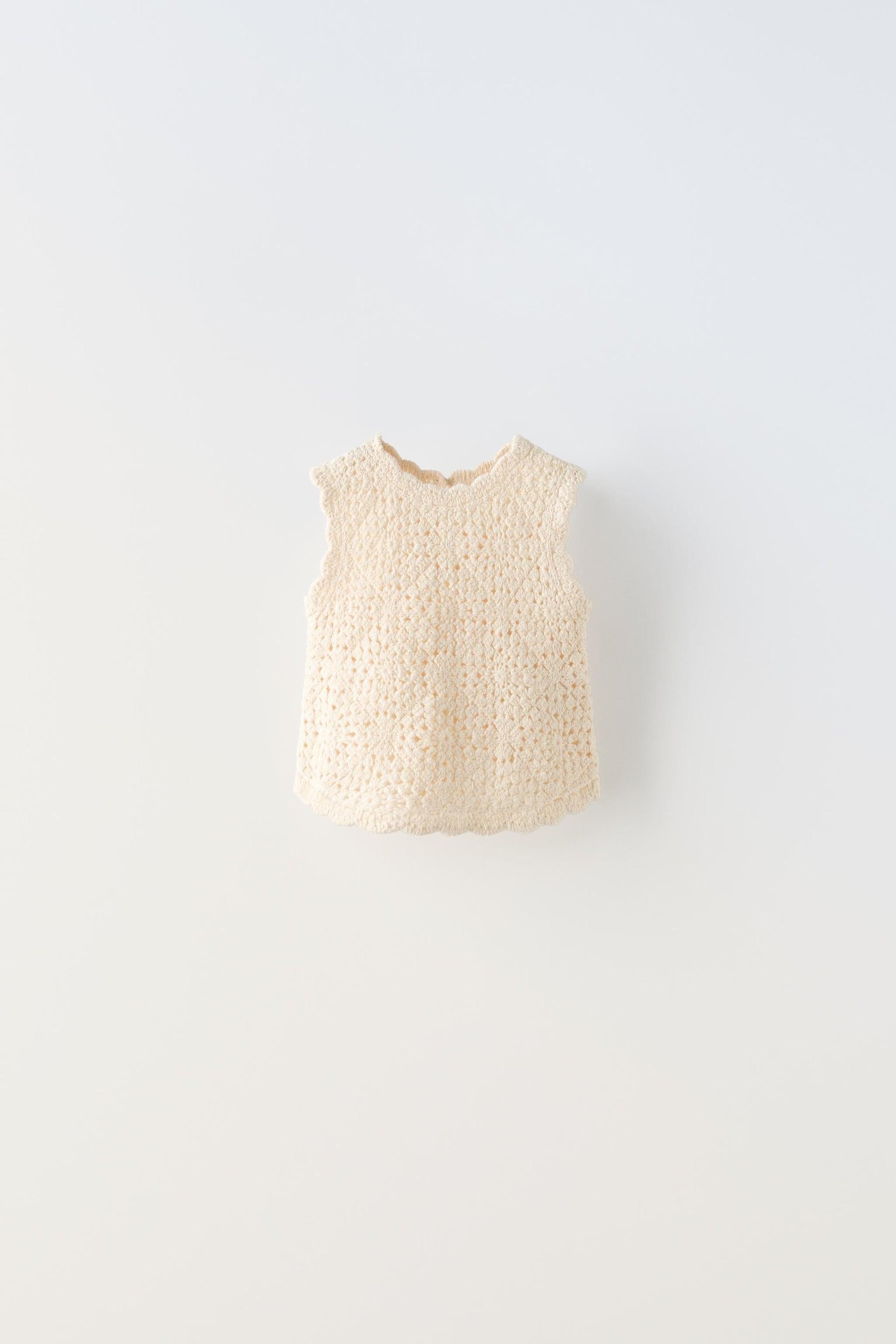 Sleeveless round neck knit top. Buttoned teardrop closure at back. by ZARA